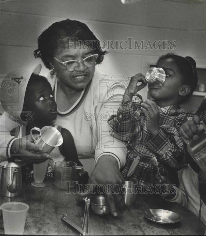 1980 Press Photo Educator Mrs. Pecola Cadenhead with children - abna26679 - Historic Images