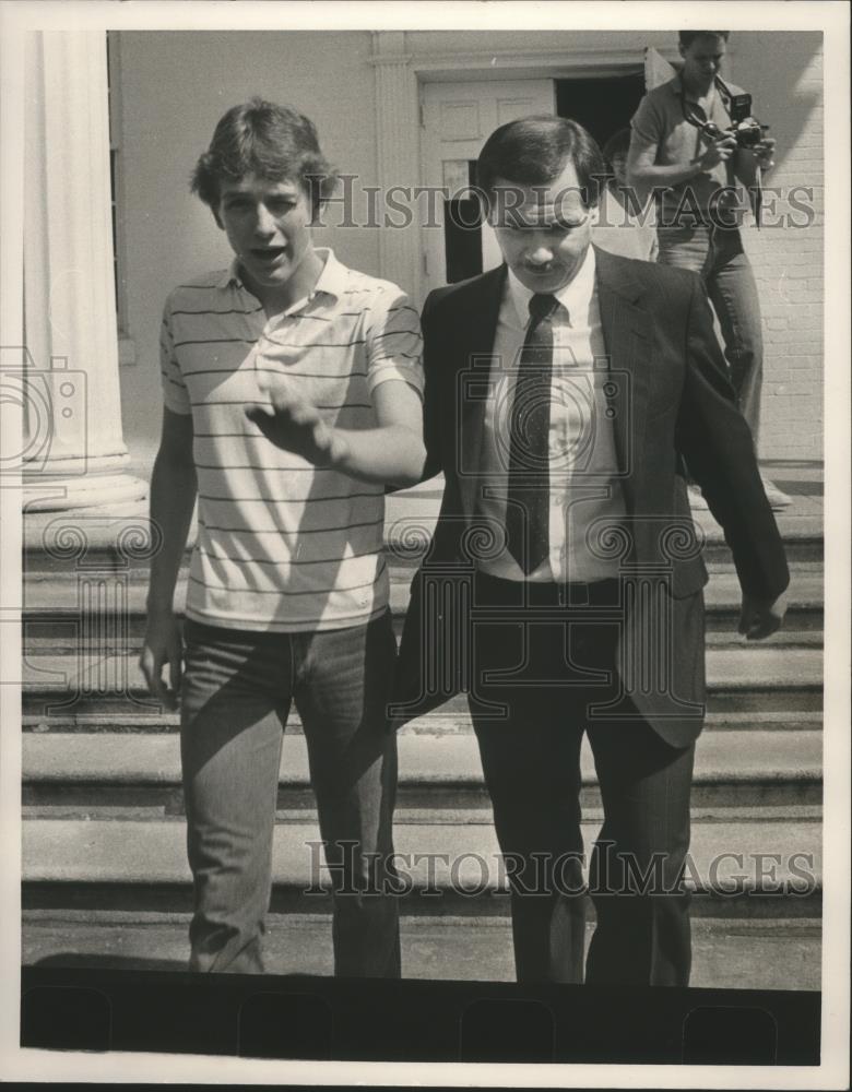 1985 Press Photo Scott Davis, Murder Suspect, Leaves Court - abna26761 - Historic Images