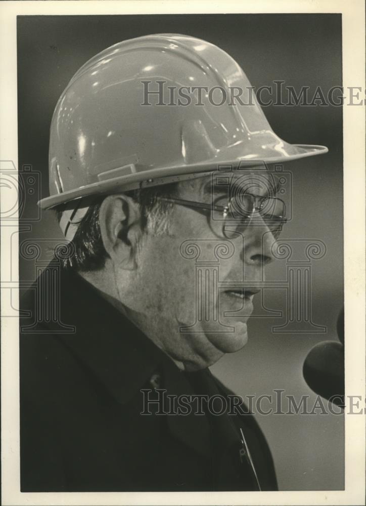 1986 Press Photo Jeremiah Denton, Politician, at mill opening - abna26828 - Historic Images