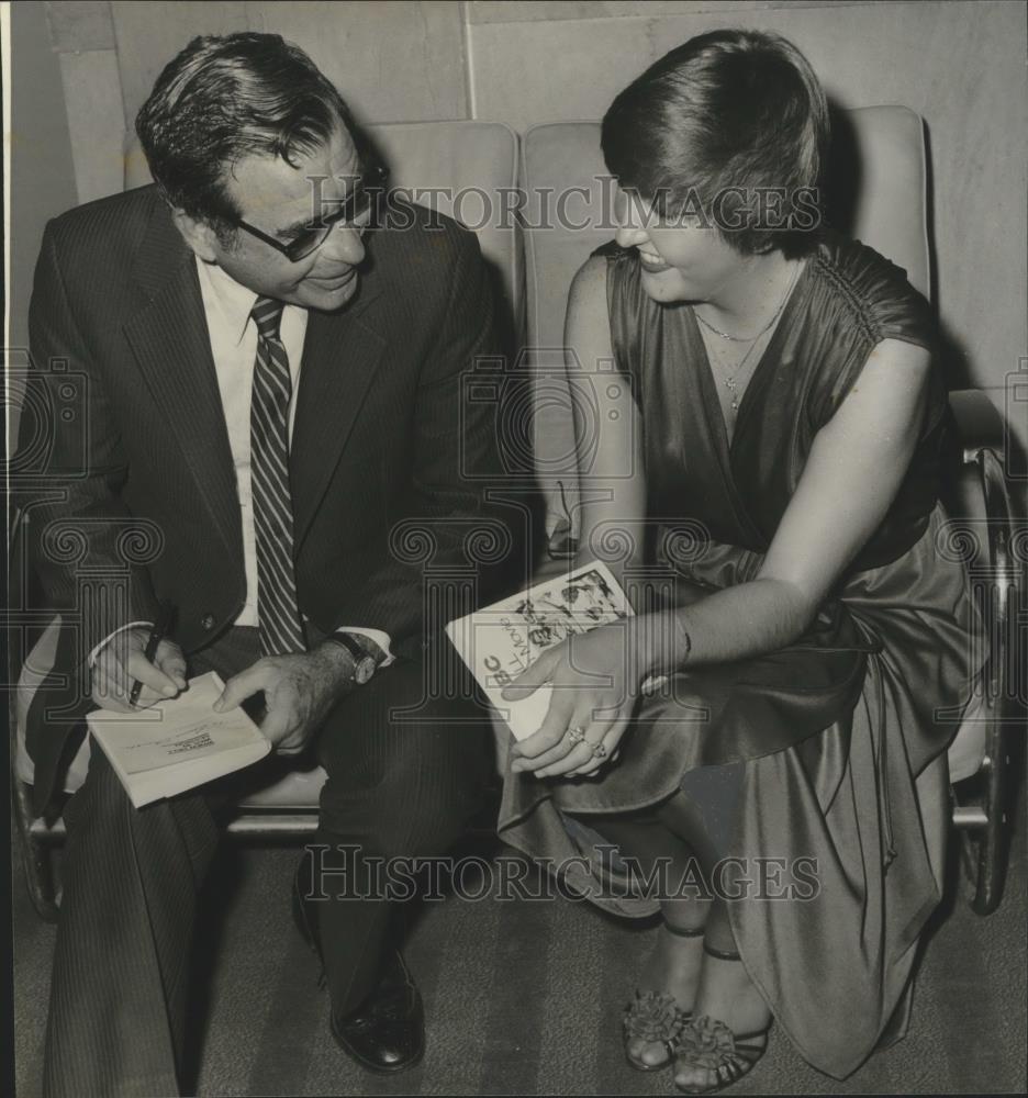 1980 Press Photo Former Prisoner of War Jeremiah Denton Autographs Book - Historic Images