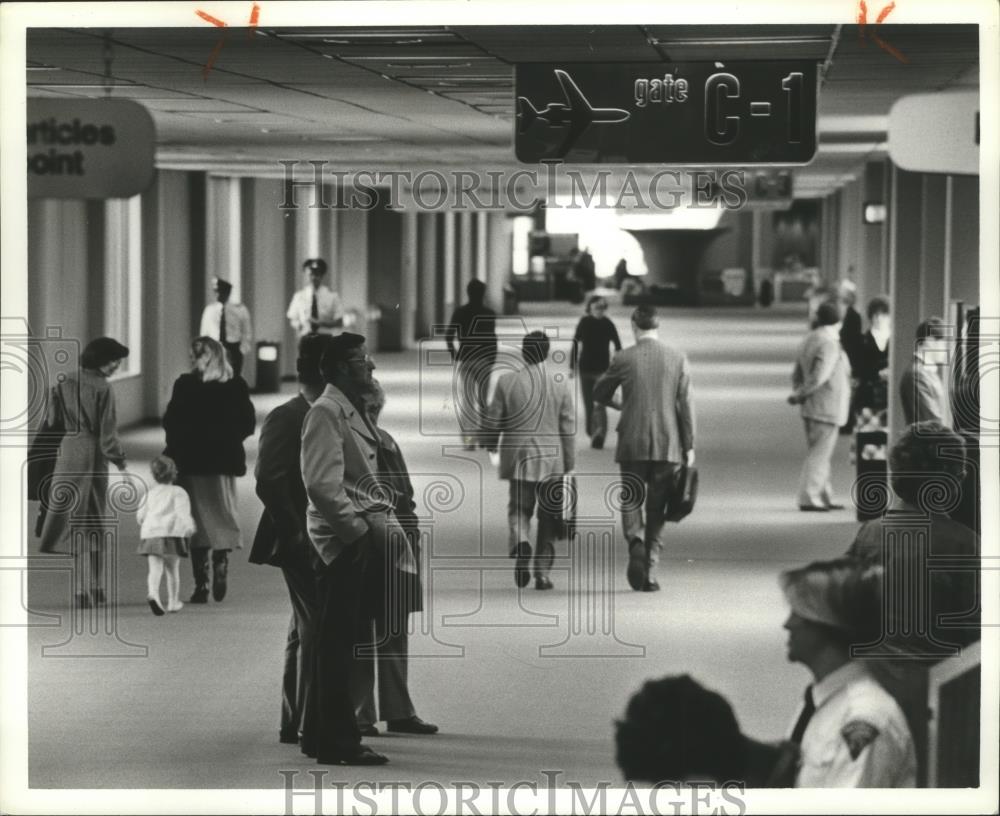 1979 Press Photo people waiting inside Birmingham, Alabama Municipal Airport - Historic Images