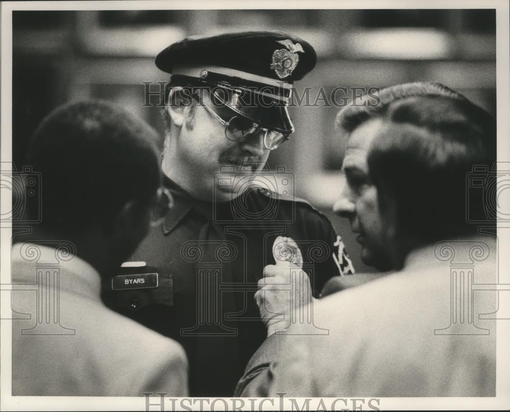 1985 Press Photo Paul Byars, Birmingham police officer receives Medal of Valor - Historic Images