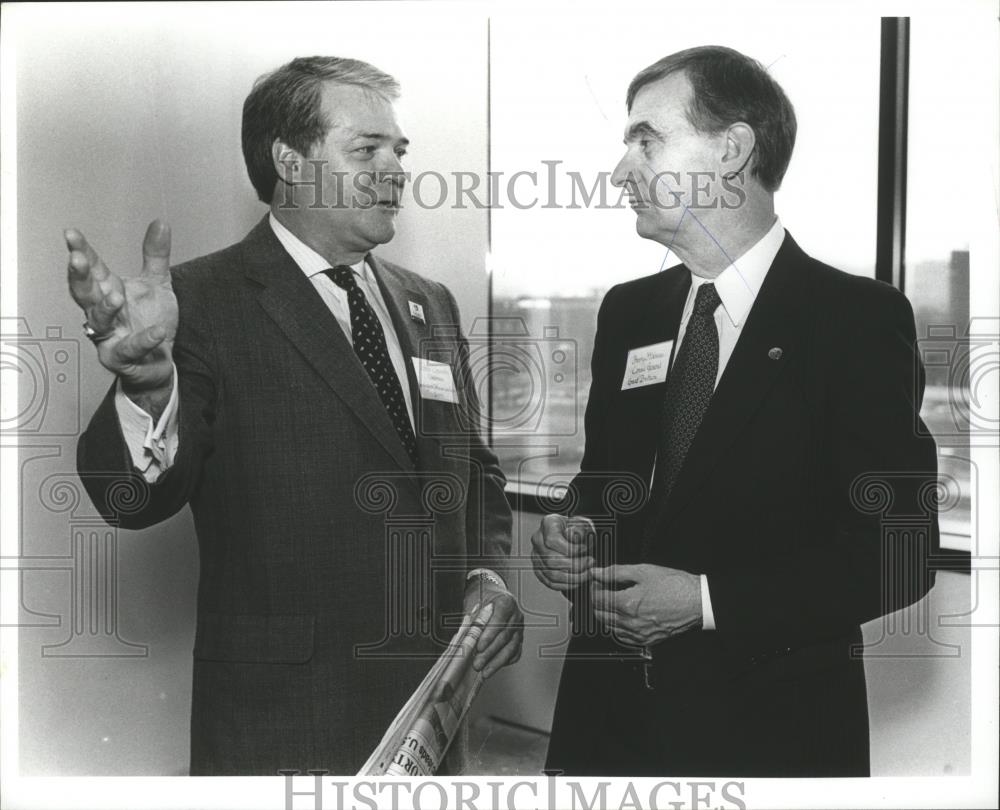 1992 Press Photo John Clements talks to Barry Holmes, Jefferson Civic Center, AL - Historic Images