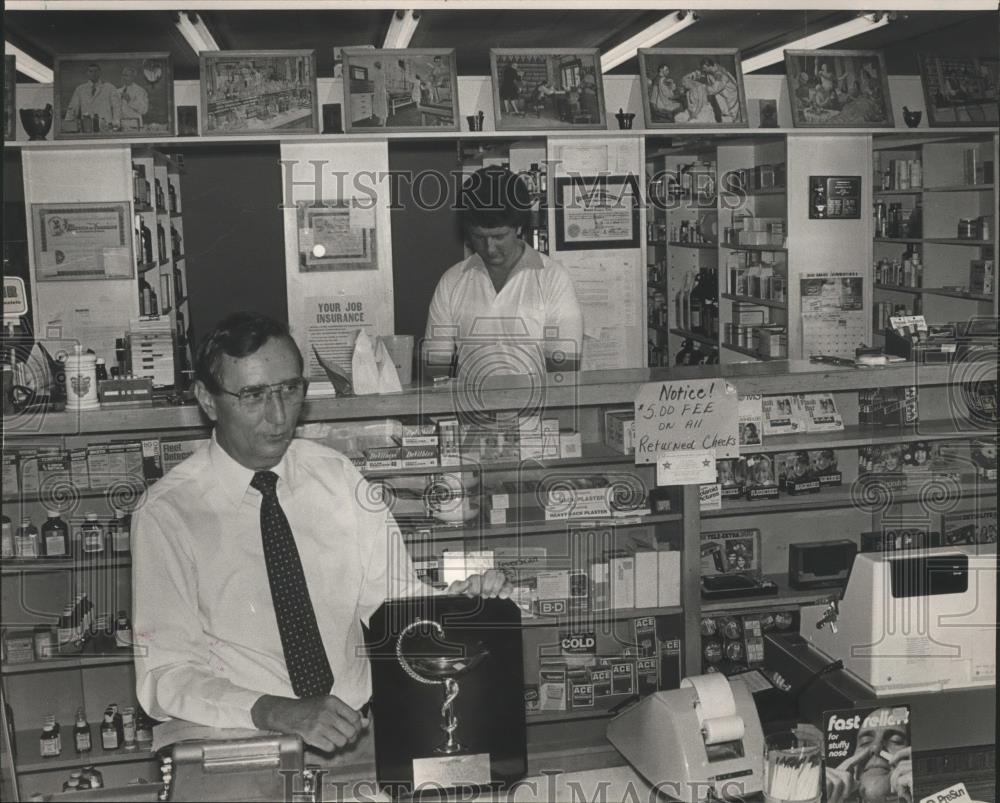 1983 Press Photo Tarrant Mayor Bob Burns, Richard Odom in Drugstore - abna27102 - Historic Images