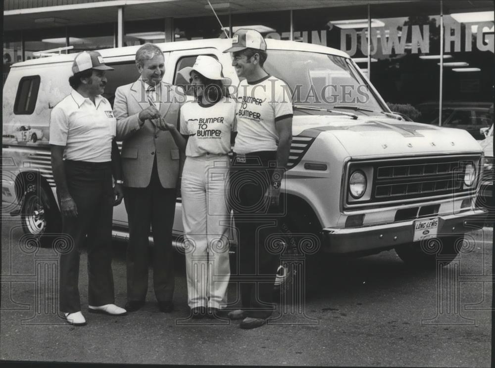 1978 Press Photo Judy Mitchell Turney, with others, receives new van, Talladega - Historic Images