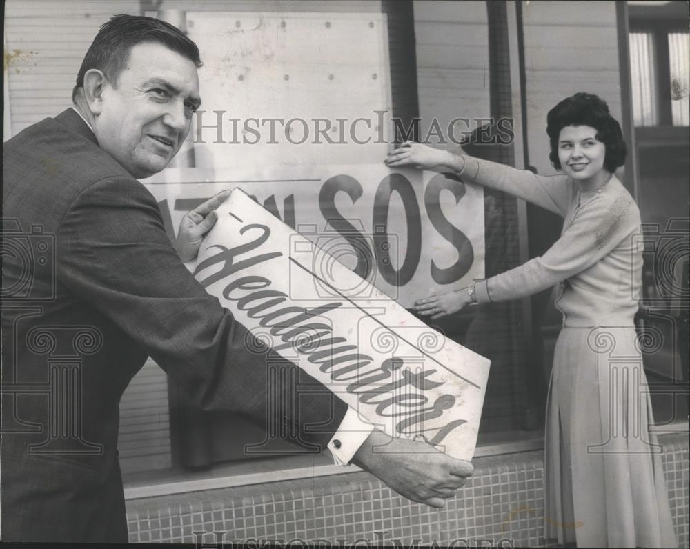 Press Photo Bank President Caley Waldrop put up signs at Five Points bank - Historic Images