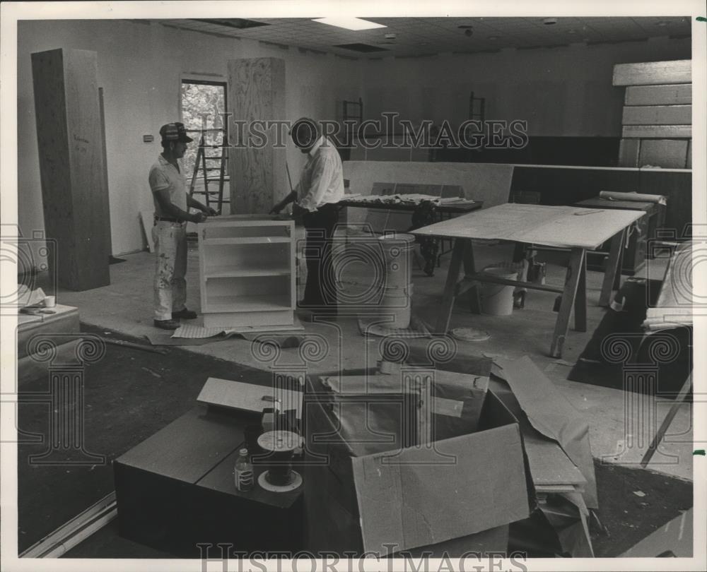 1985 Press Photo Workmen Nearly Complete Renovations at Vestavia Hills City Hall - Historic Images