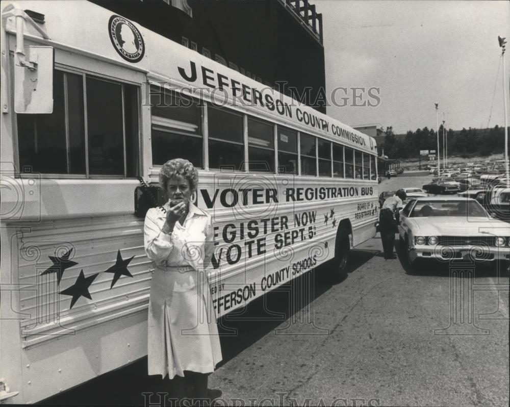 1978 Press Photo Jefferson County - Nell Hunter and Voter Registration Bus - Historic Images