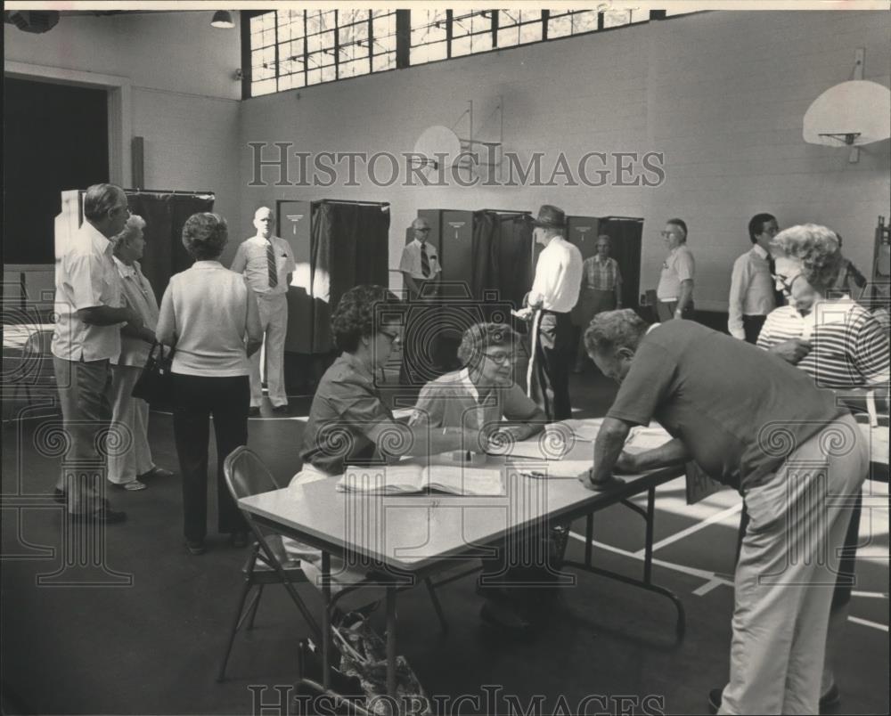 1982 Press Photo Voters at Shades Cahaba School in Homewood, Alabama - abna27210 - Historic Images