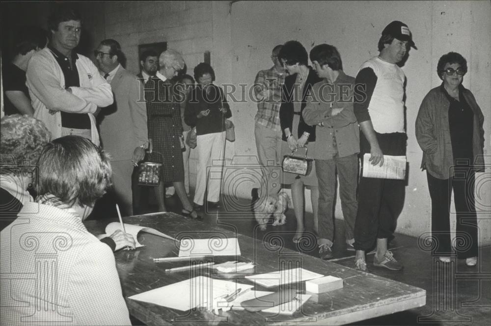 1981 Press Photo Birmingham voters in line at Highland Avenue polling place - Historic Images