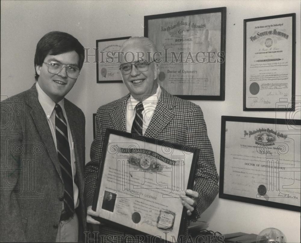 1982 Press Photo Doctors Jim Day Junior and Senior with grandfather&#39;s license - Historic Images