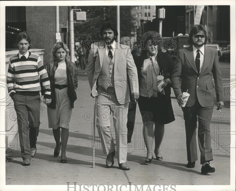 1986 Press Photo Todd and Angi Connell with Others on the way to Court Hearing - Historic Images