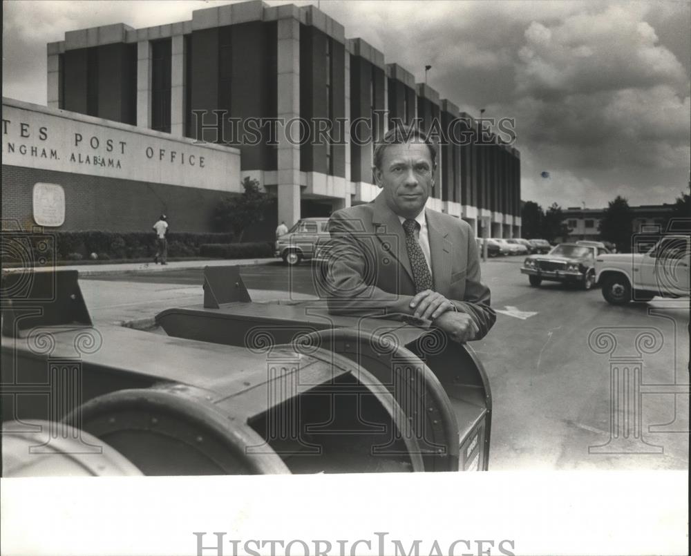 1986 Press Photo R. T. Davis, postmaster, in front of post office, Birmingham - Historic Images