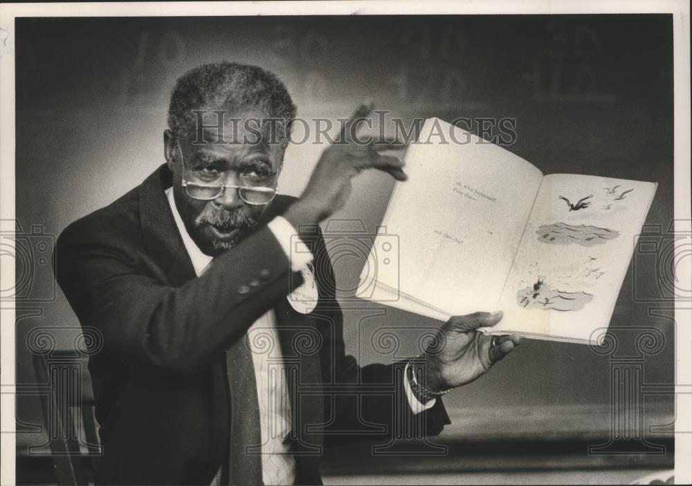 1989 Press Photo Reuben Davis reads story to class at Tuggle Elementary, Alabama - Historic Images