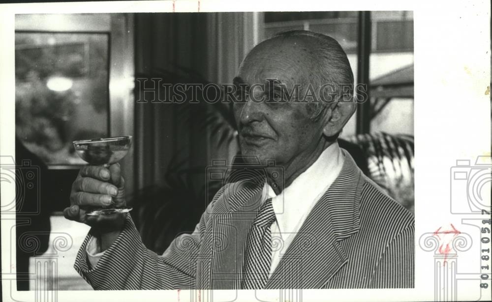 1990 Press Photo 80 year old Simon Cohen, Park Tower Co-Owner - abna27305 - Historic Images