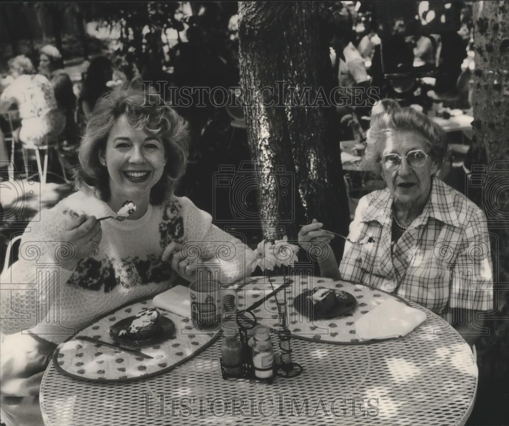 1984 Press Photo Katherine Scott Ingram, Virginia Cobb, Cobb&#39;s Corner Cupboard - Historic Images