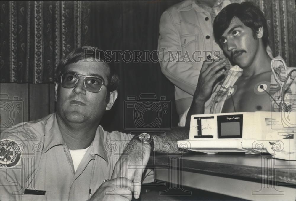 1976 Press Photo Fire Chief John Cochran with Others and Life Pak Machine - Historic Images