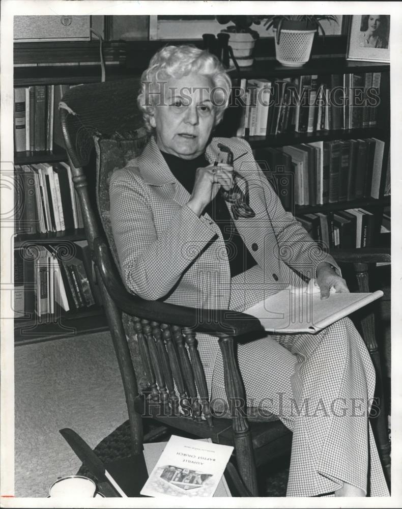 1978 Press Photo Librarian Mrs. Mattie Lou Crow surrounds herself with books - Historic Images