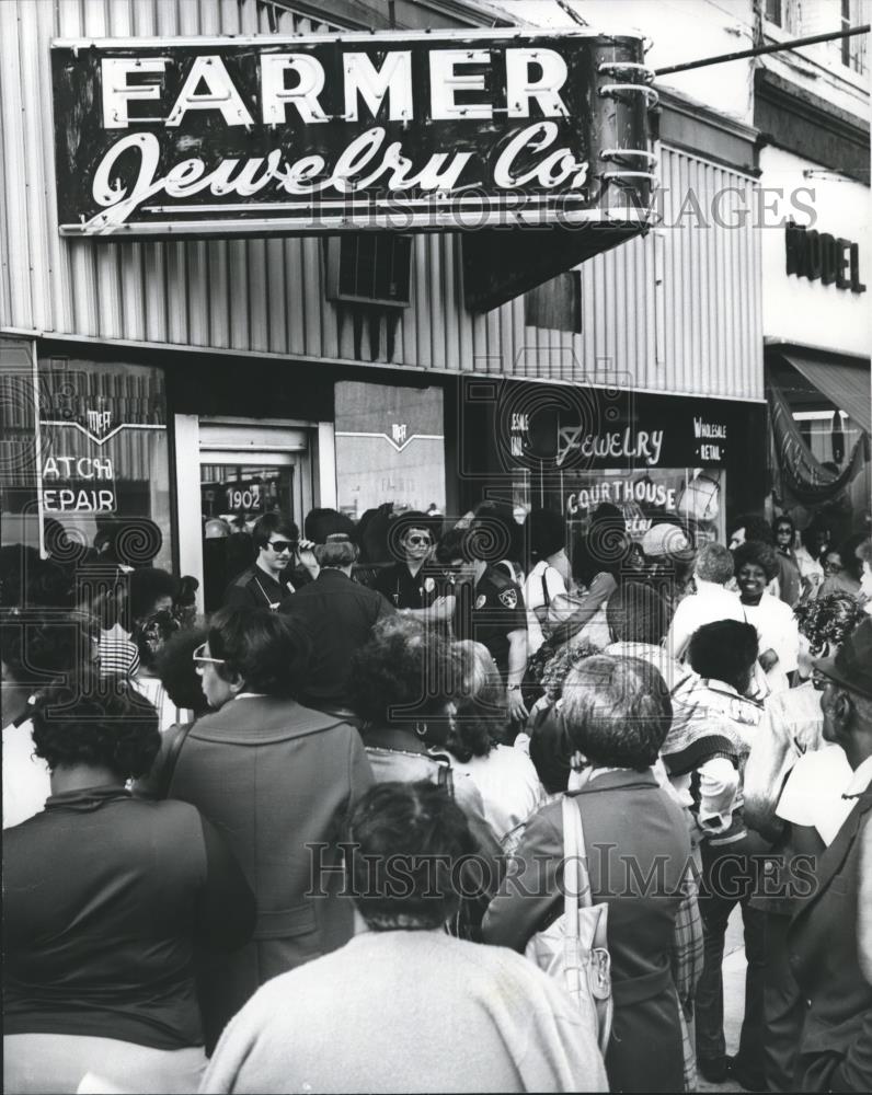 1978 Press Photo crowd at William Farmer Jewelry Co robbery-murder scene, AL - Historic Images