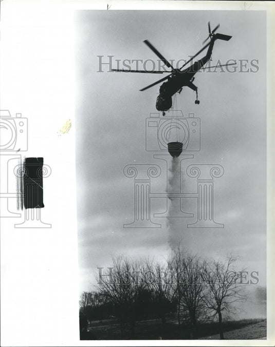 1980 Press Photo helicopter dropping water on Forest Fire, Alabama - abna27600 - Historic Images