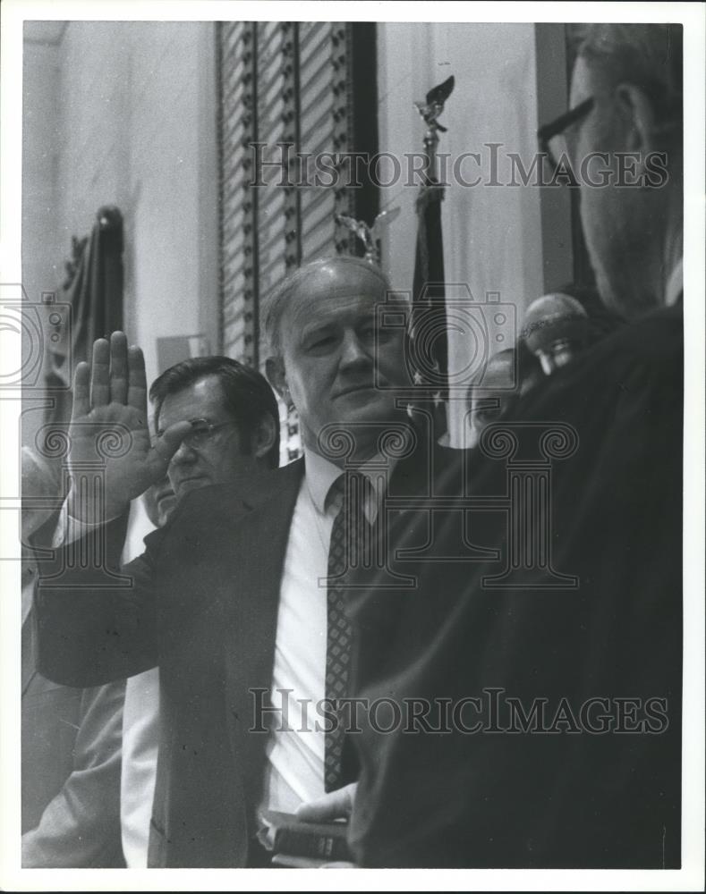 1983 Press Photo Tom Drake Being Sworn In by Judge Newton B. Powell, Alabama - Historic Images