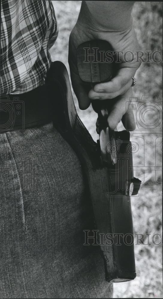 1981 Press Photo Growing Number Birmingham Citizens Arming Themselves, Alabama - Historic Images