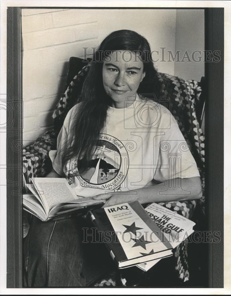 1990 Press Photo Shelley Douglass with Books on Iraq and Persian Gulf - Historic Images