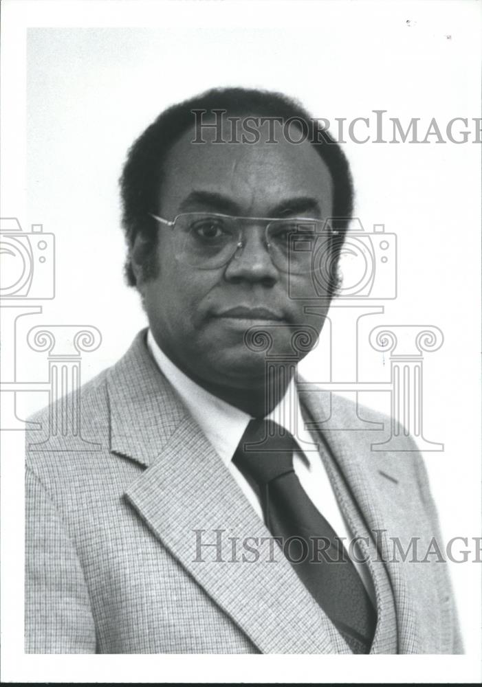 1983 Press Photo Newstell Dowdell, Junior, Regional Director of Job Corps - Historic Images