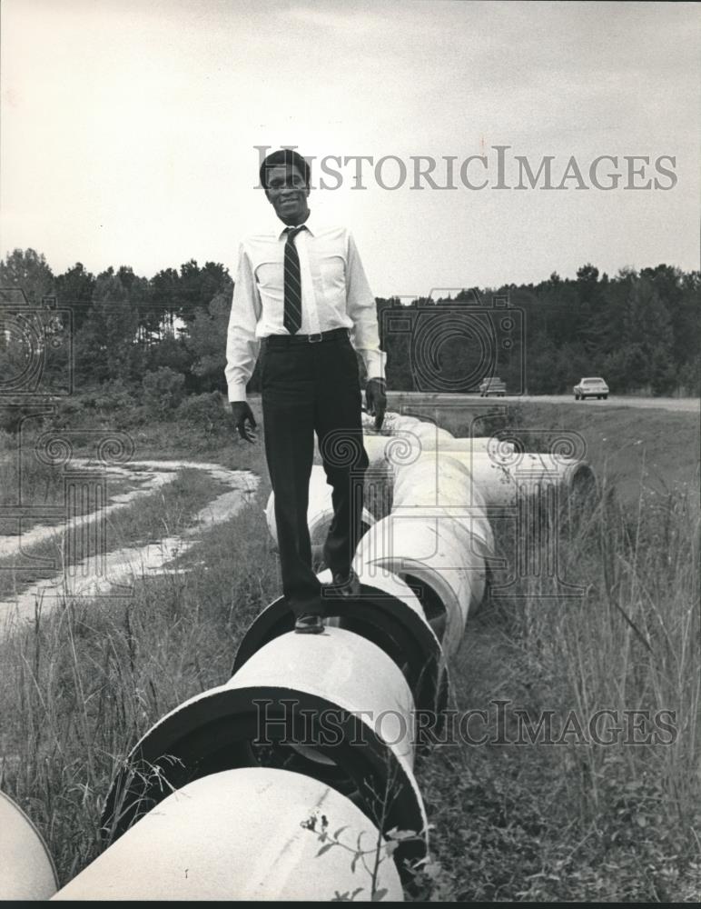 1982 Press Photo Johnny Ford, Tuskegee, Alabama Mayor, new water pipe project - Historic Images