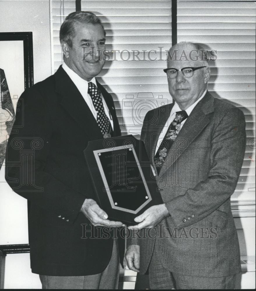 1976 Press Photo Judge Conrad Fowler with unidentified person, Shelby County - Historic Images