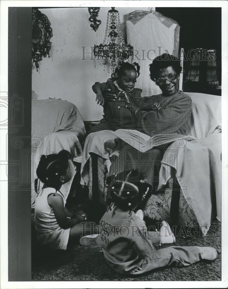 1989 Press Photo Sarah Knox Surrounded by Children as part of Foster Care Series - Historic Images