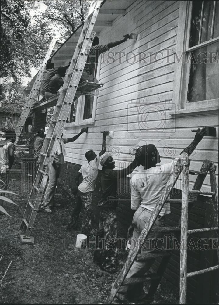 1978 Press Photo Care and share team at work painting a house in Birmingham - Historic Images