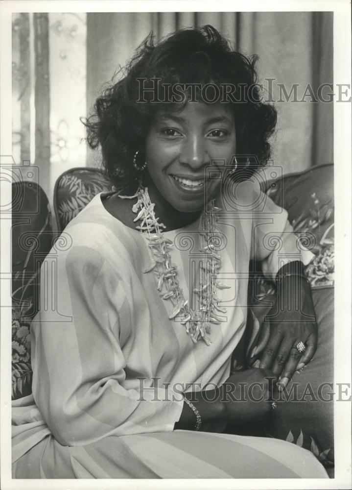 1986 Press Photo Jacquelyn Donald of Fairfield gets $10,000 for charity donation - Historic Images