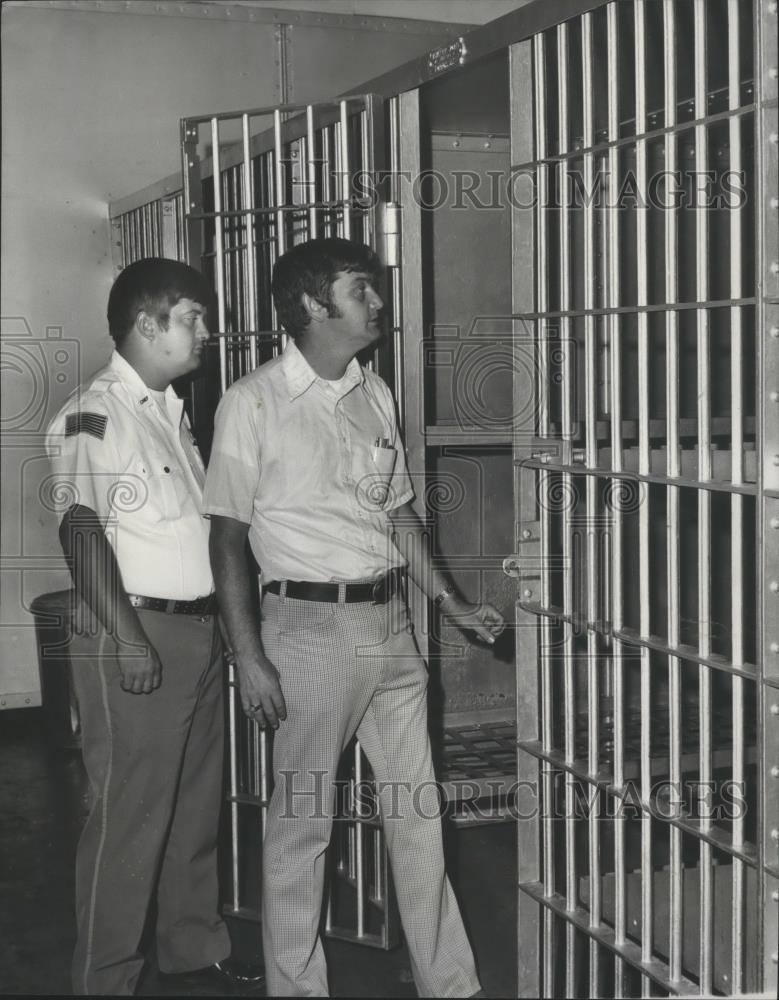 1977 Press Photo Lanett Police Chief Willis Dorman reviews jail cells - Historic Images