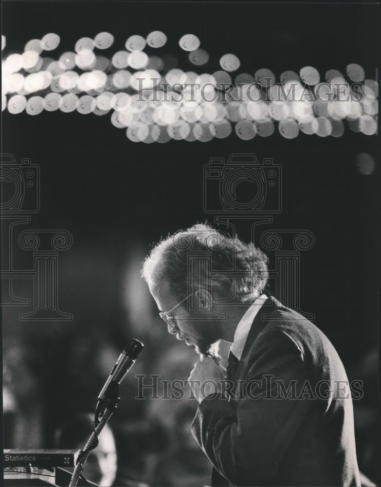 1986 Press Photo Larry Menefee speaks to panel in Alabama - abna28048 - Historic Images