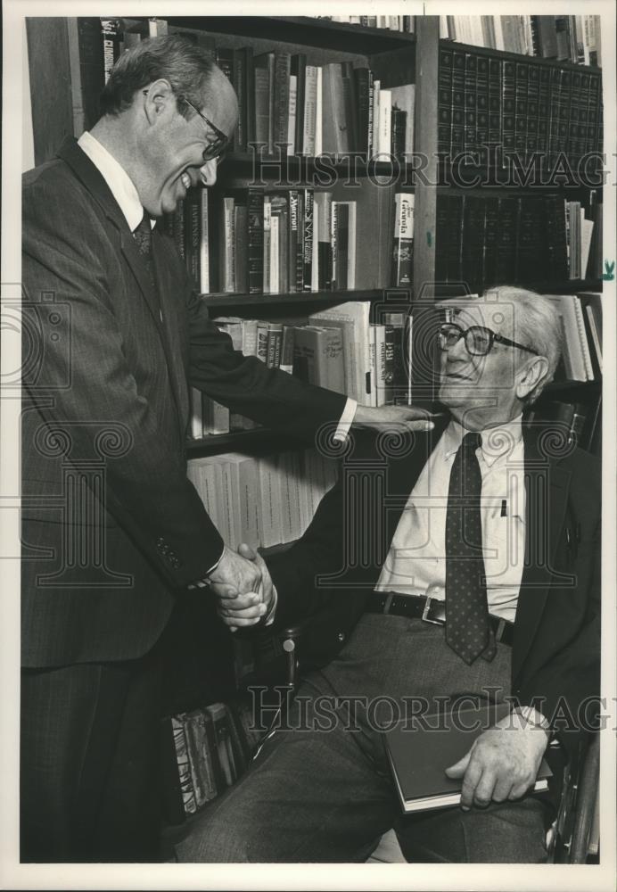 1990 Press Photo Julian Butler congratulates Carl Elliott in Office - abna28069 - Historic Images