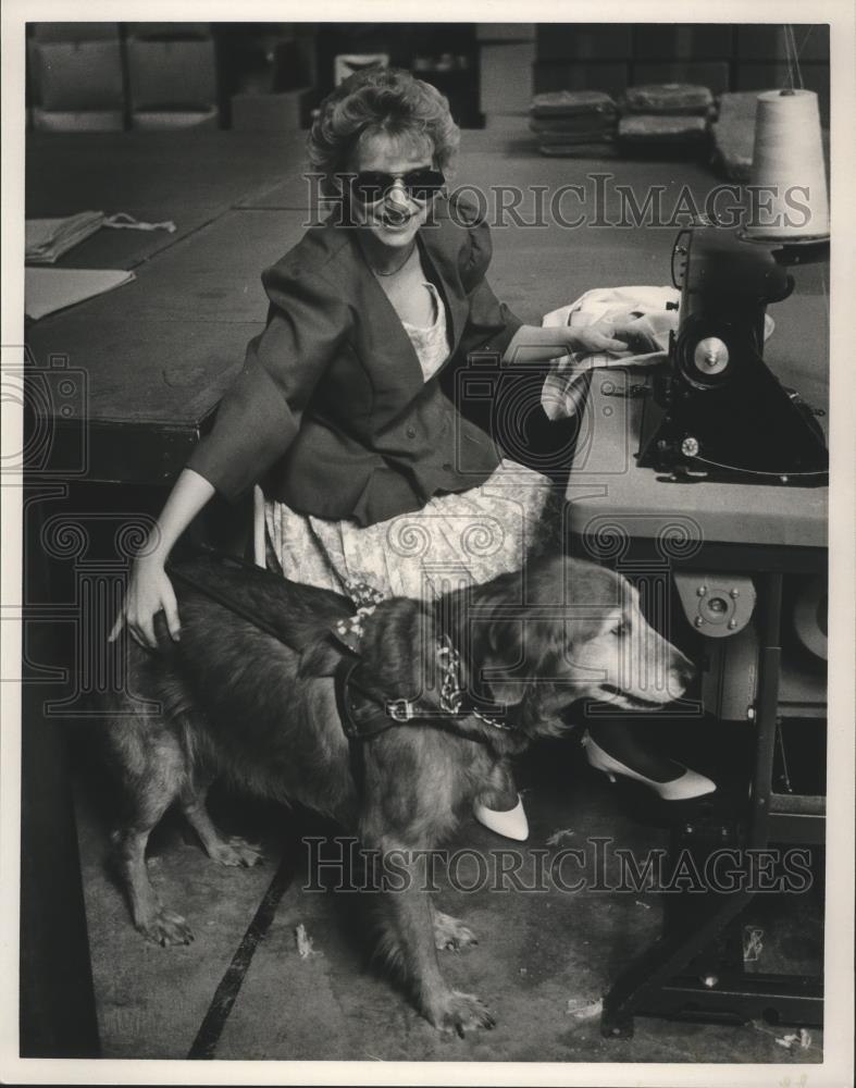 1989 Press Photo Susan Elkins, Alabama Blind worker of the year & her dog - Historic Images