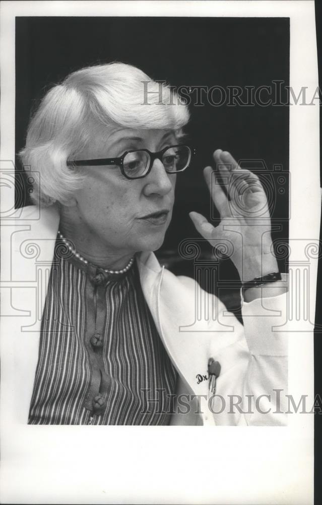 1977 Press Photo Physician Doctor Harriet Dustan - abna28111 - Historic Images