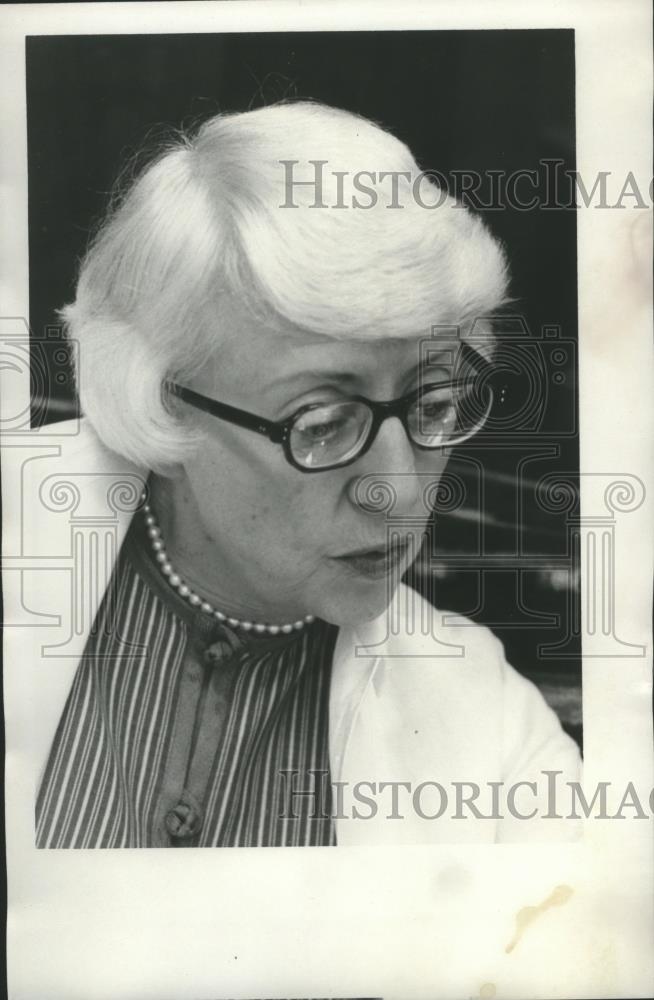 1977 Press Photo Physician Doctor Harriet Dustan - abna28112 - Historic Images