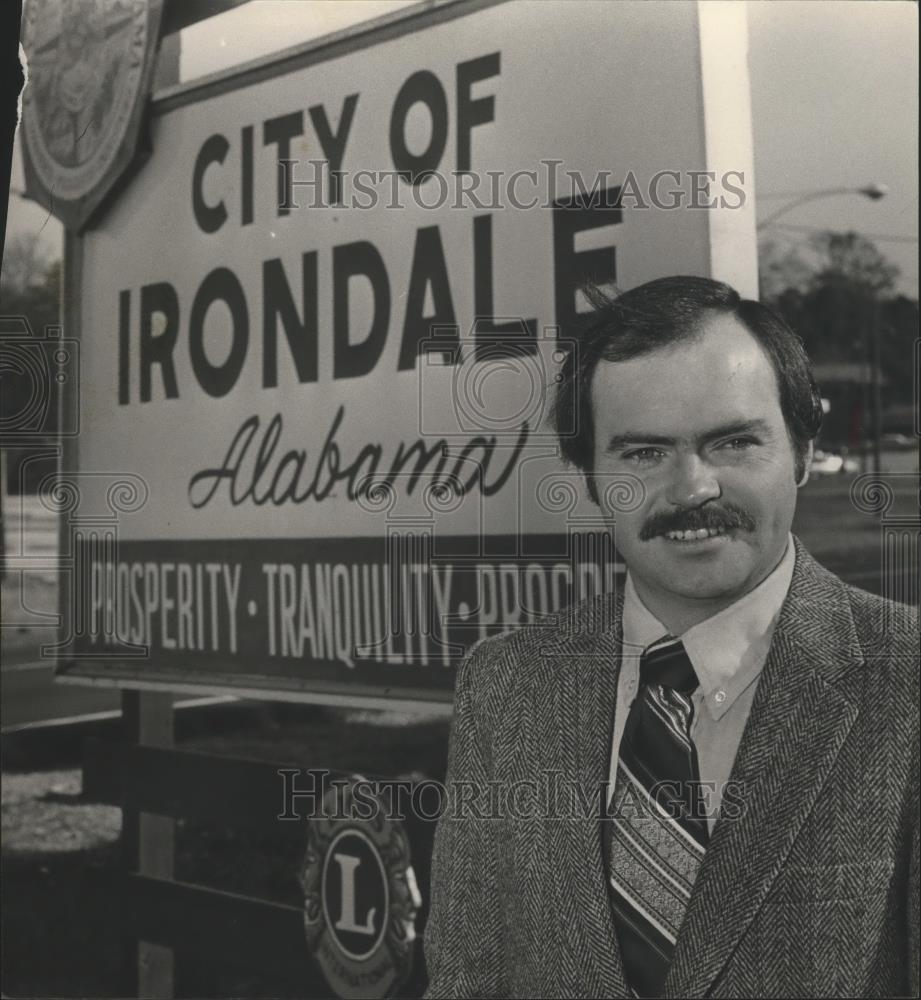 1986 Press Photo Mayor Charles Eagar in front of sign to city, Irondale, Alabama - Historic Images