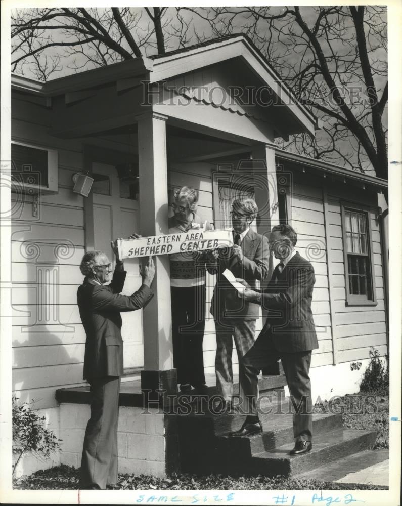 1979 Press Photo Eastern Area Shepherd Center sign going up at Building - Historic Images