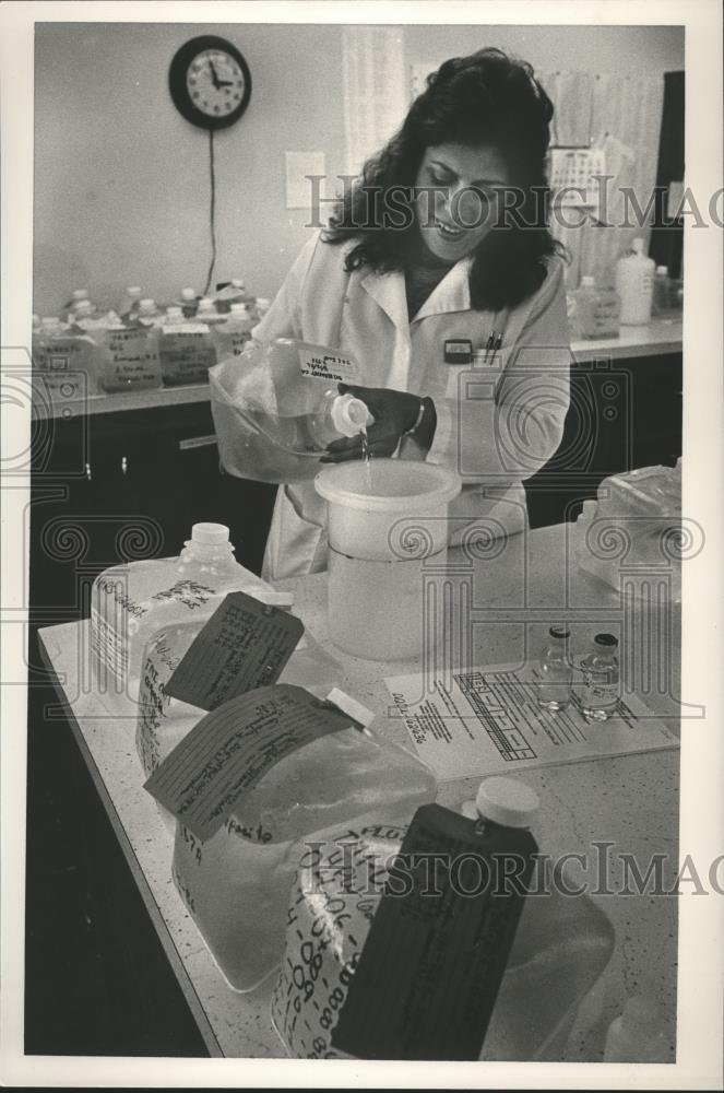 1986 Press Photo Susan Baker in the Eastern Environmental Radiation Facility - Historic Images