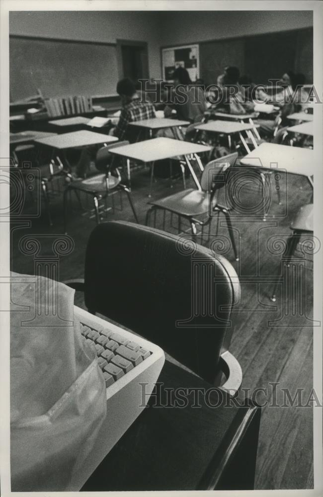 1991 Press Photo Apple computer in a Carrollton High Math Class stays covered - Historic Images