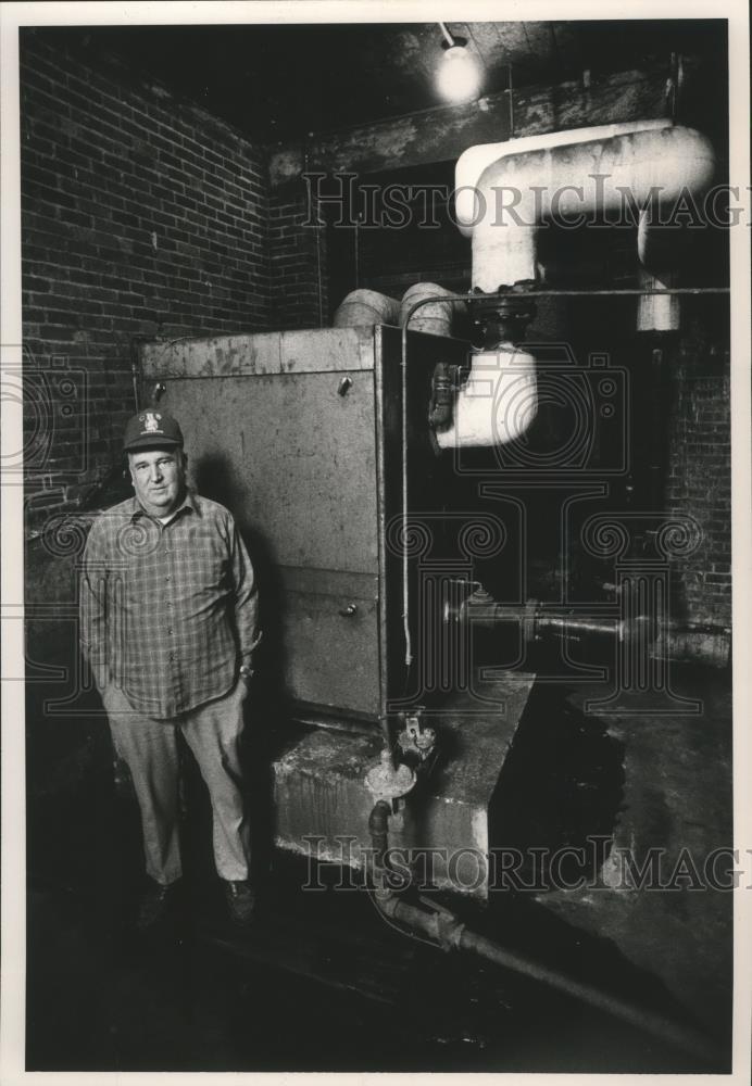 1991 Press Photo 1950's boiler, Carrollton High School & the school keeper, AL - Historic Images