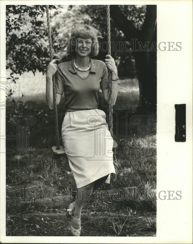 1979 Press Photo Author Julia Coley Duncan, sitting on swing, Alexander City, AL - Historic Images