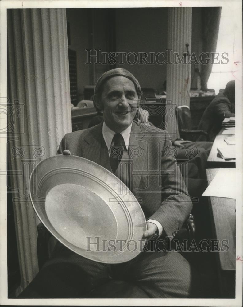 1980 Press Photo Gerald Dial, Alabama Politician, poses with gold pan - Historic Images