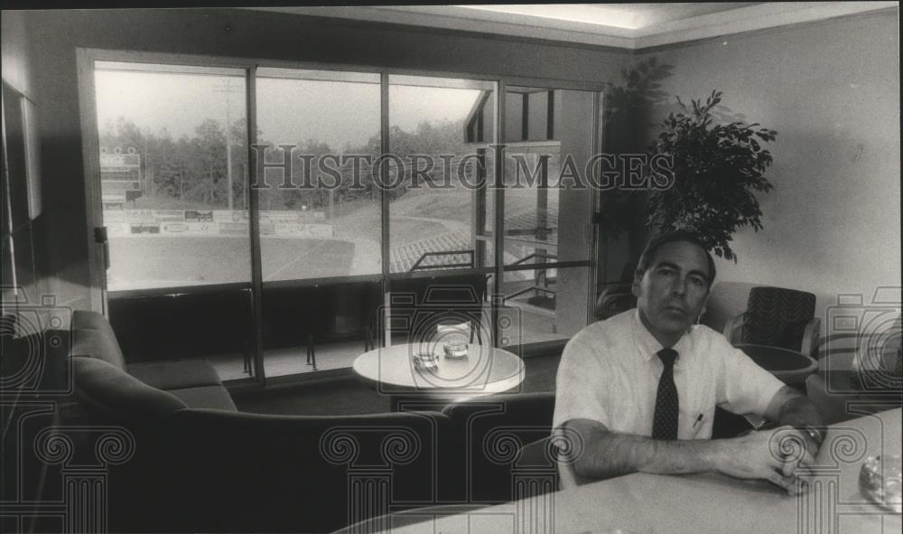 1988 Press Photo Jim Fisher, Director of Hoover Parks and Recreation, in skybox - Historic Images