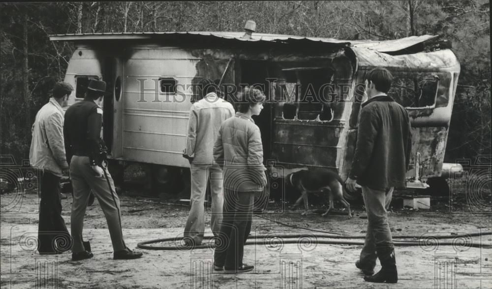 1979 Press Photo Neighbors view the mobile home where three children died - Historic Images