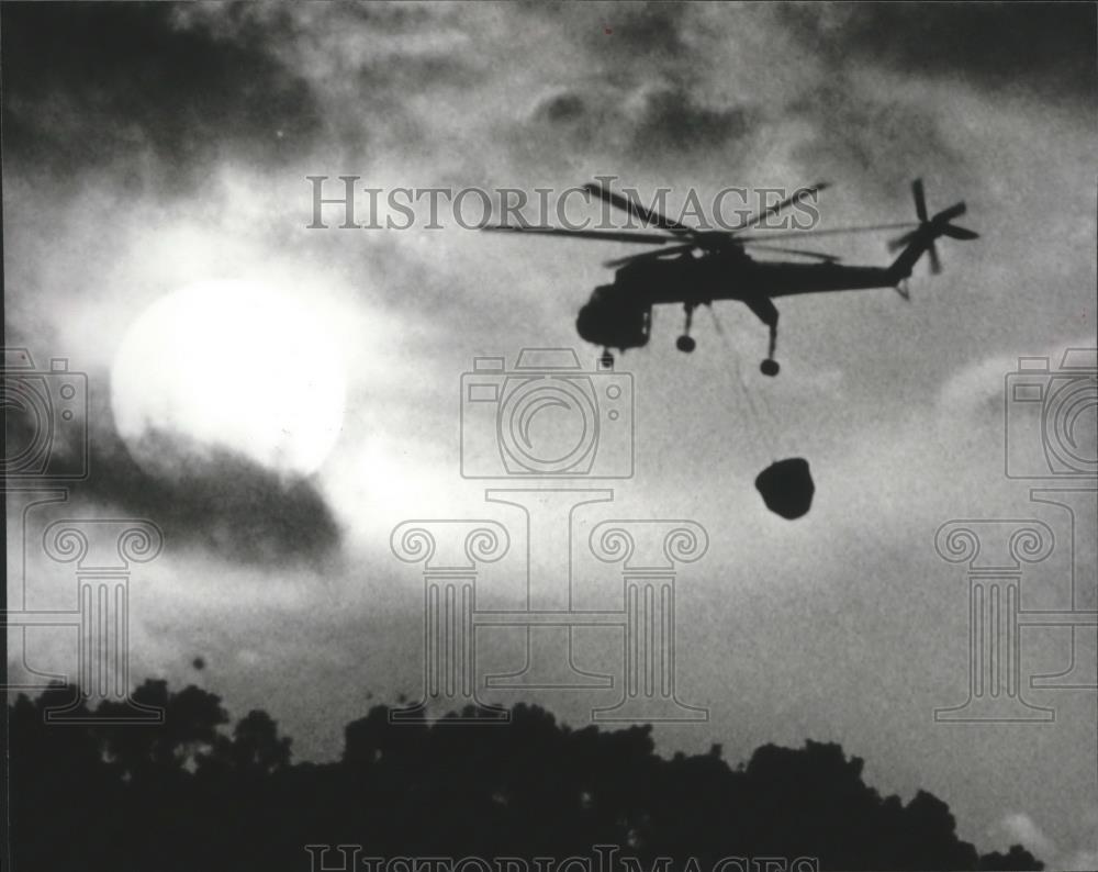 1981 Press Photo Skycrane Helicopter near Bluff Park gets water bucket for Fire - Historic Images