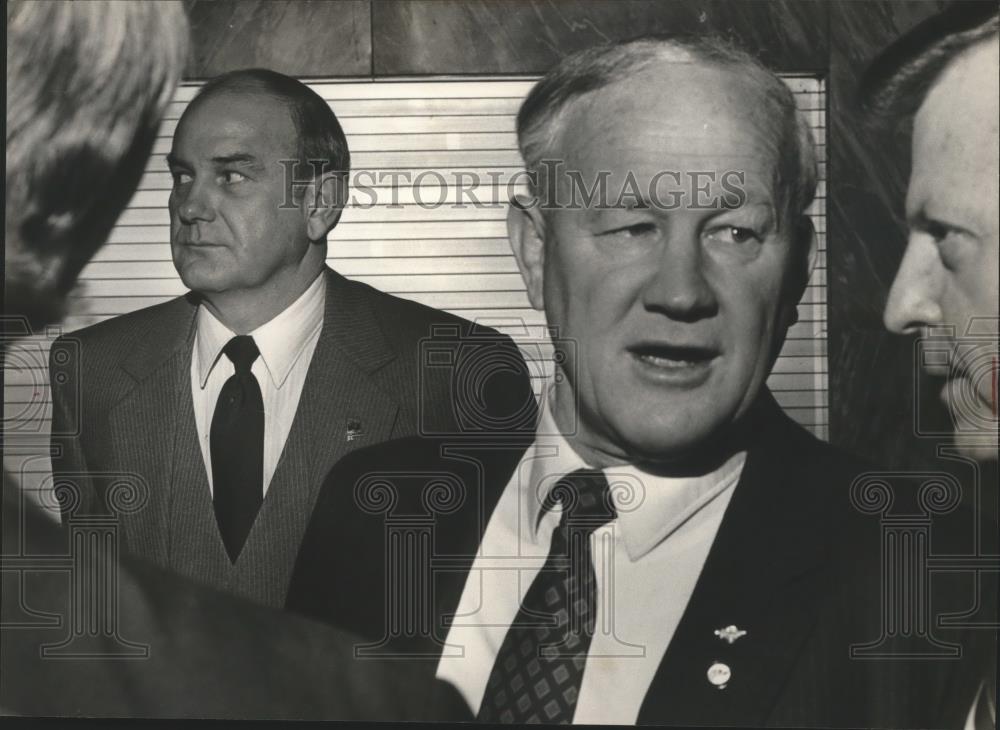1984 Press Photo House speaker Tom Drake and Trooper McMinn, Bodyguard in back - Historic Images